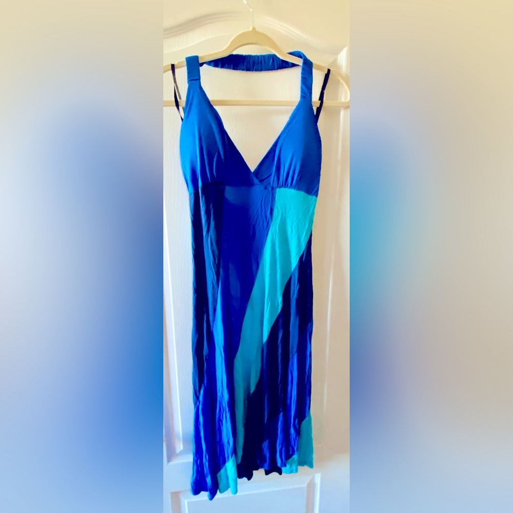 Make some waves in this halter dress! Has built-in cups for support😉Size:Med